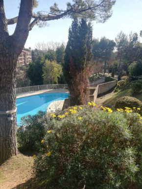 Appartement 2 pièces avec parking privé, terrasse et piscine partagée